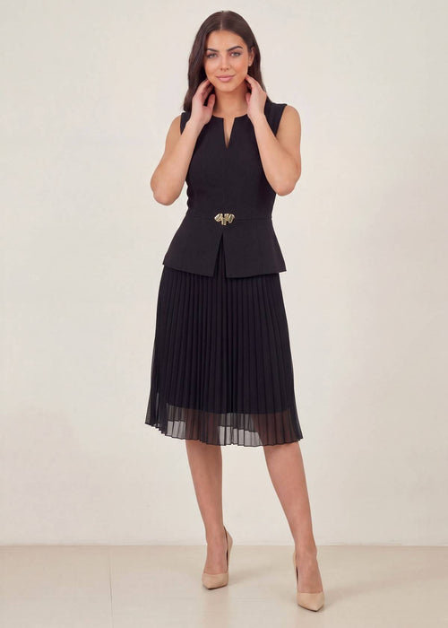 Siyah Piliseli Peplum Midi Abiye – Altın Toka Detaylı Kolsuz