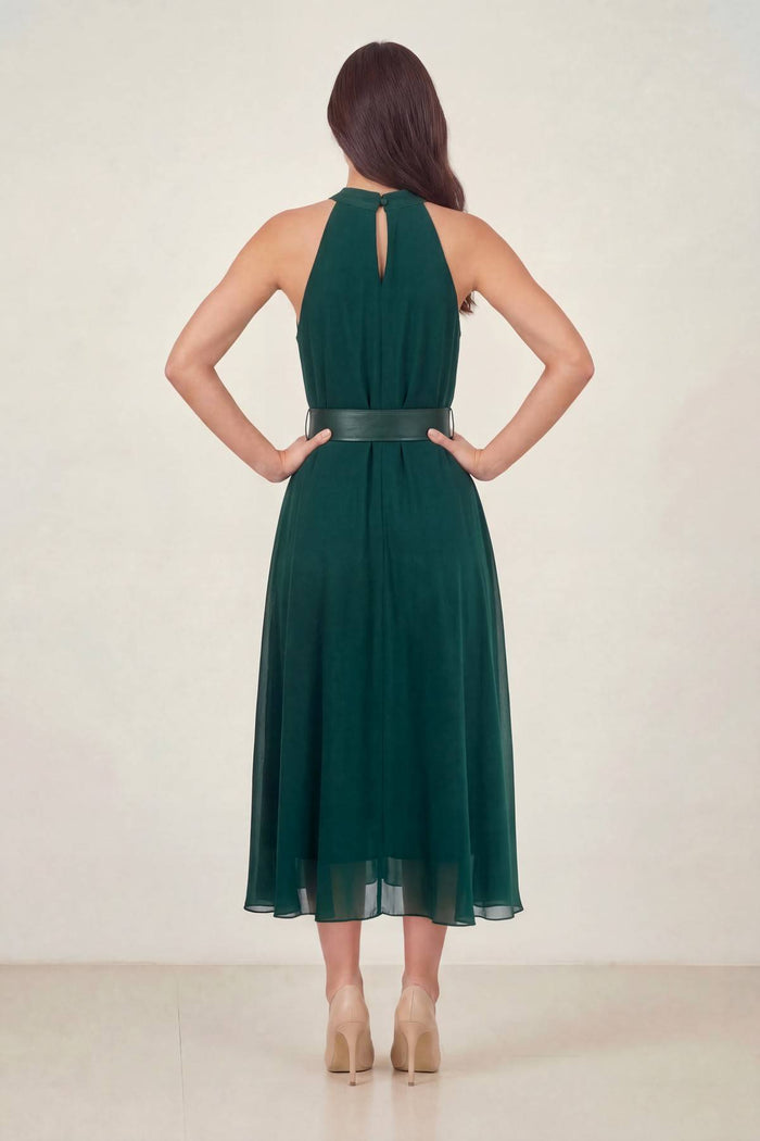 Halter yaka zümrüt yeşili şifon kumaş midi boy kemer aksesuarlı elbise arka