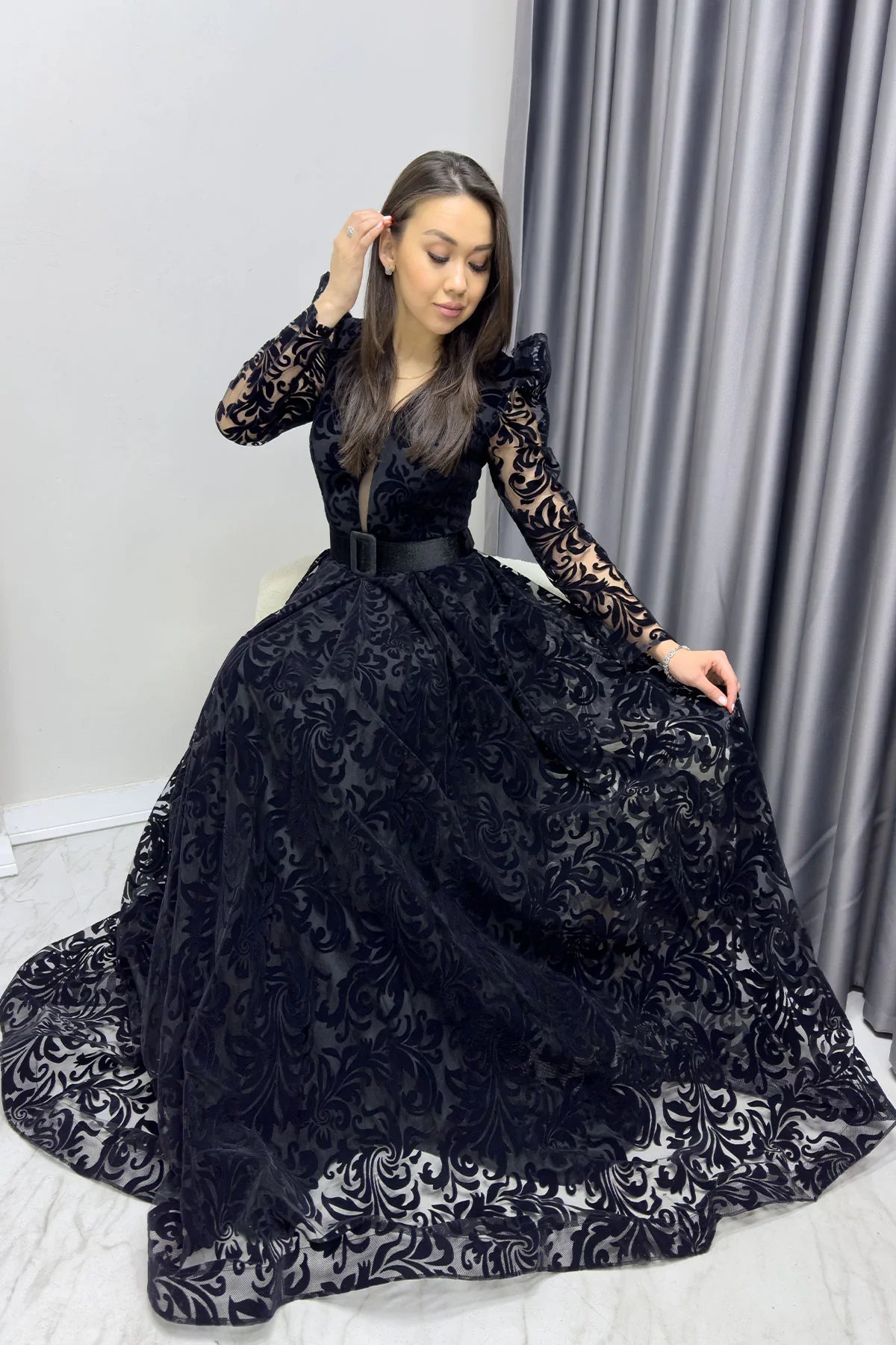 Siyah Flok Baskı Kemerli Büyük Beden Abiye Elbise

