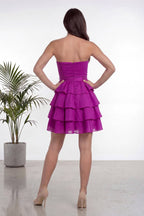 The ZKS fuşya straplez fırfırlı abiye elbisenin arka görünümü, fermuar detayı ve etek katmanları seçiliyor