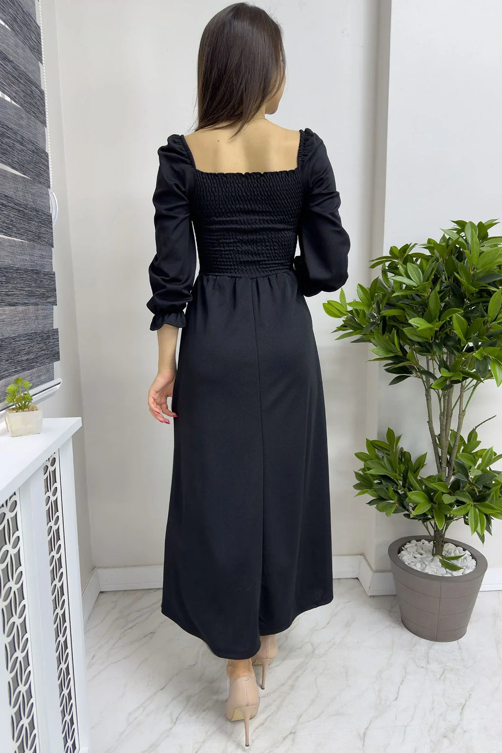 Siyah Gipeli Kare Yaka Elbise