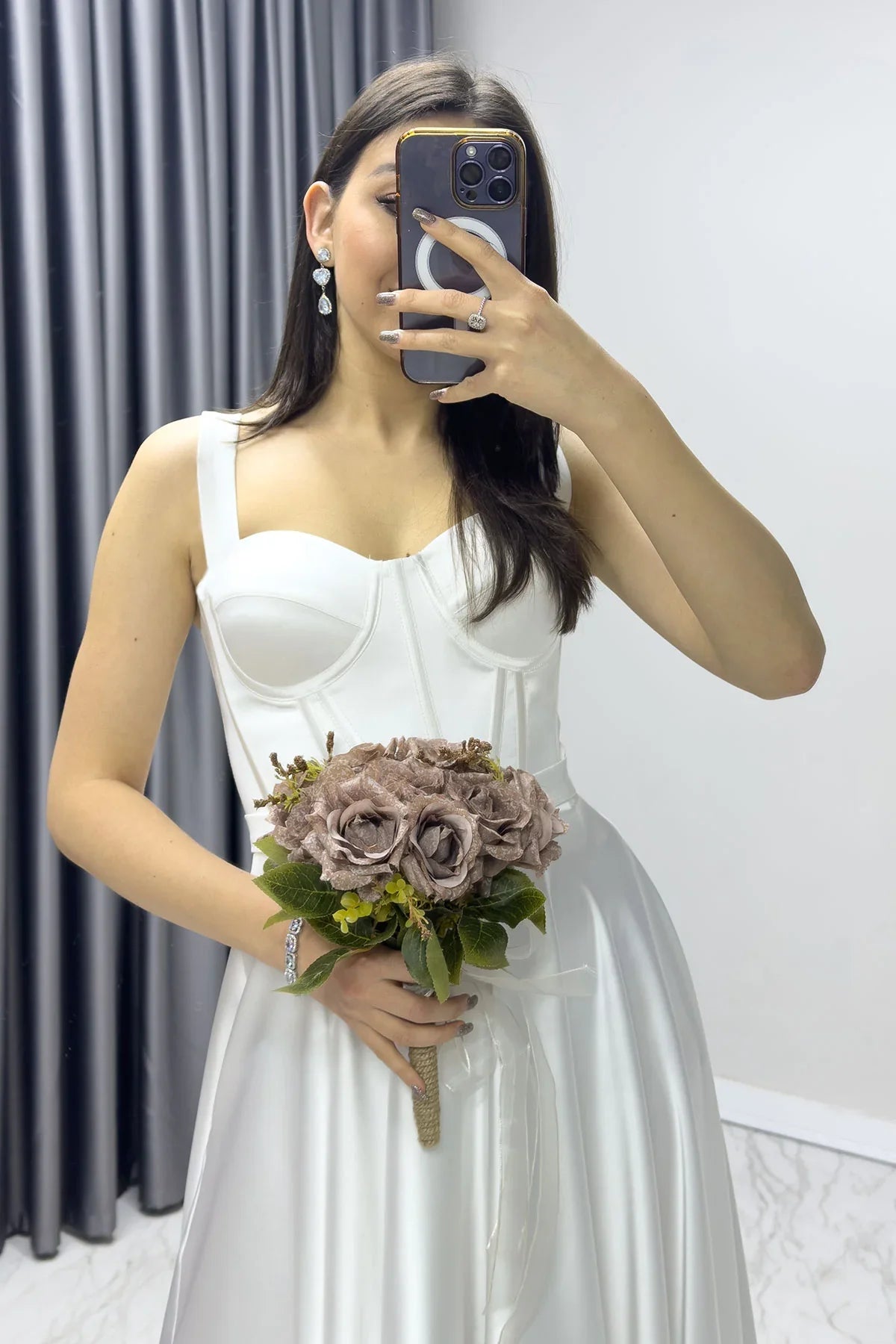 Beyaz Gloplu Sırtı Bağcıklı Saten Askılı Midi Abiye Elbise

