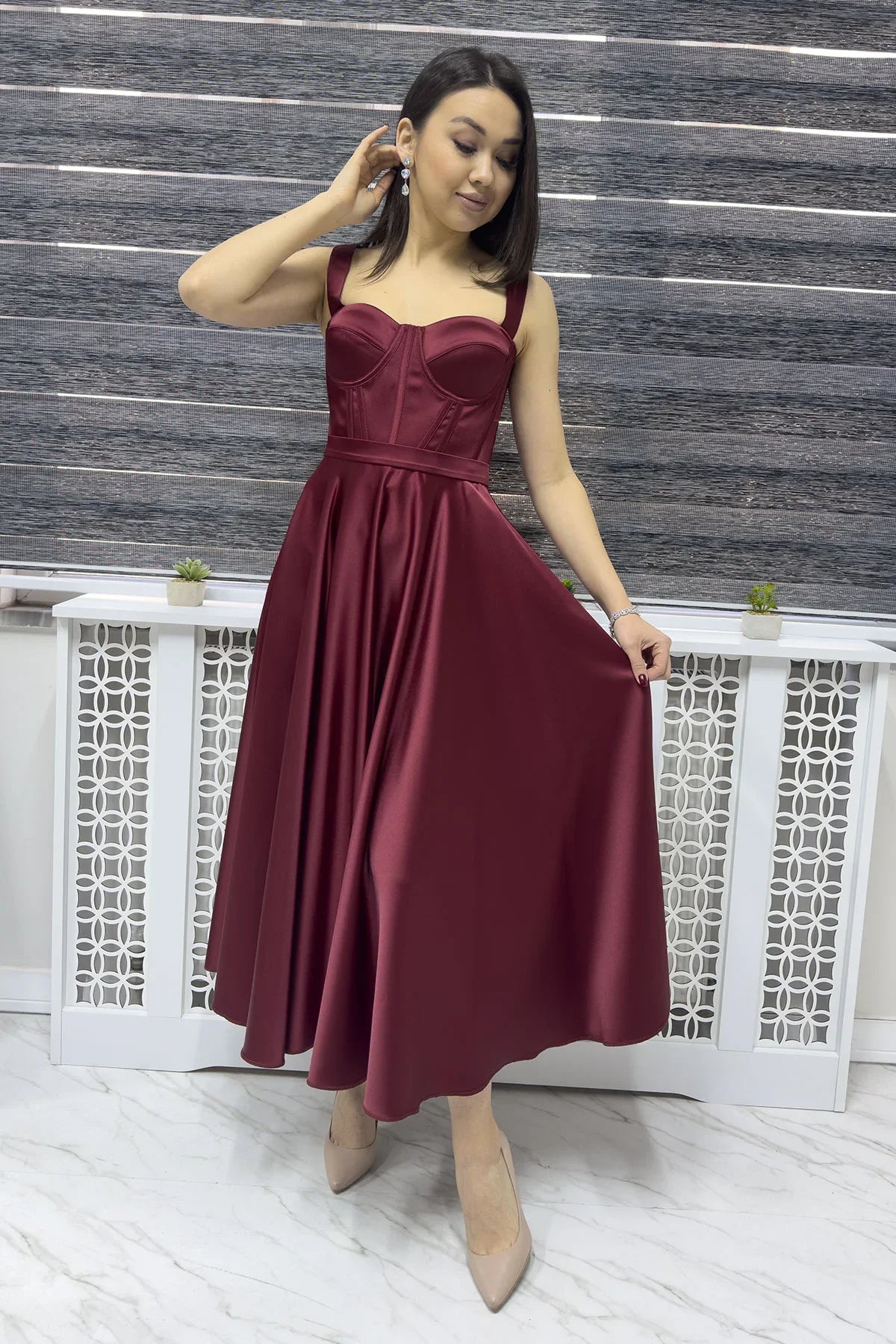 Bordo Gloplu Sırtı Bağcıklı Saten Askılı Midi Abiye Elbise

