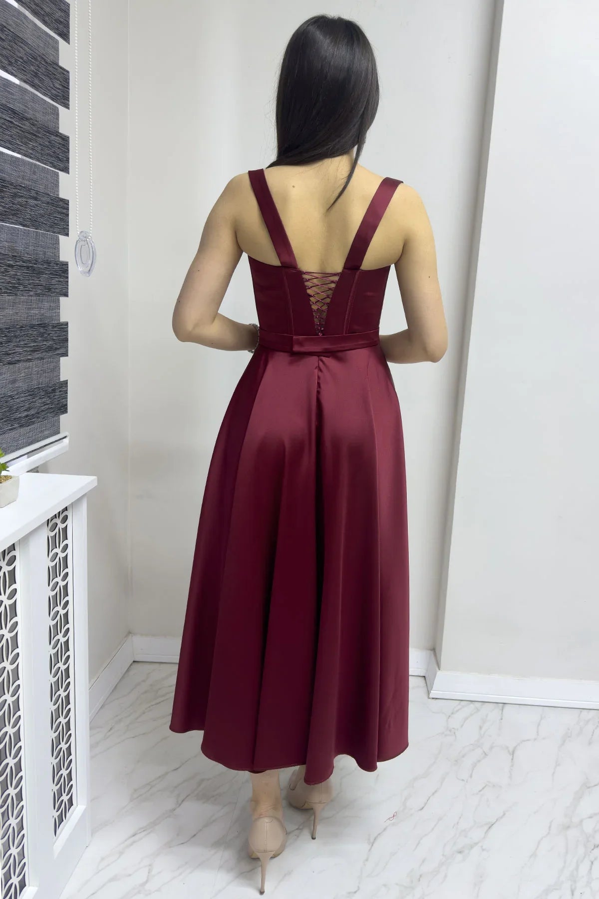 Bordo Gloplu Sırtı Bağcıklı Saten Askılı Midi Abiye Elbise

