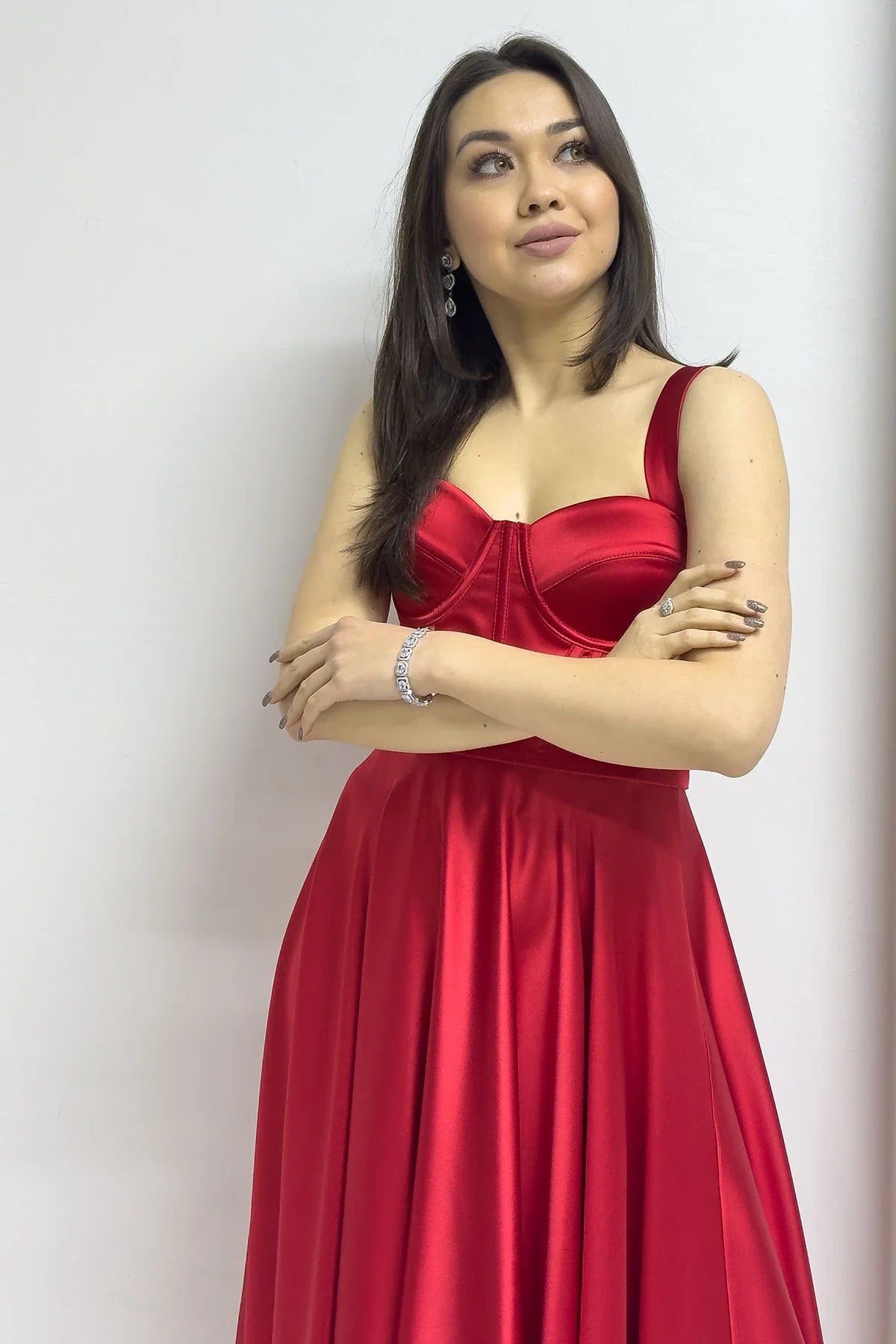 Kırmızı Gloplu Sırtı Bağcıklı Saten Askılı Midi Abiye Elbise

