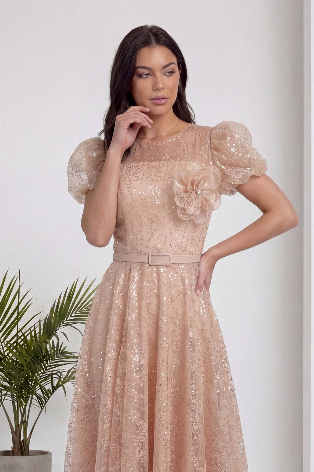 Gold dantel midi abiye elbise, balon kol detayı ve çiçek aksesuarı yakın çekim