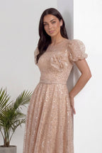 Gold dantel elbise, bele oturan kemer detayı ve kabarık balon kol görünümü