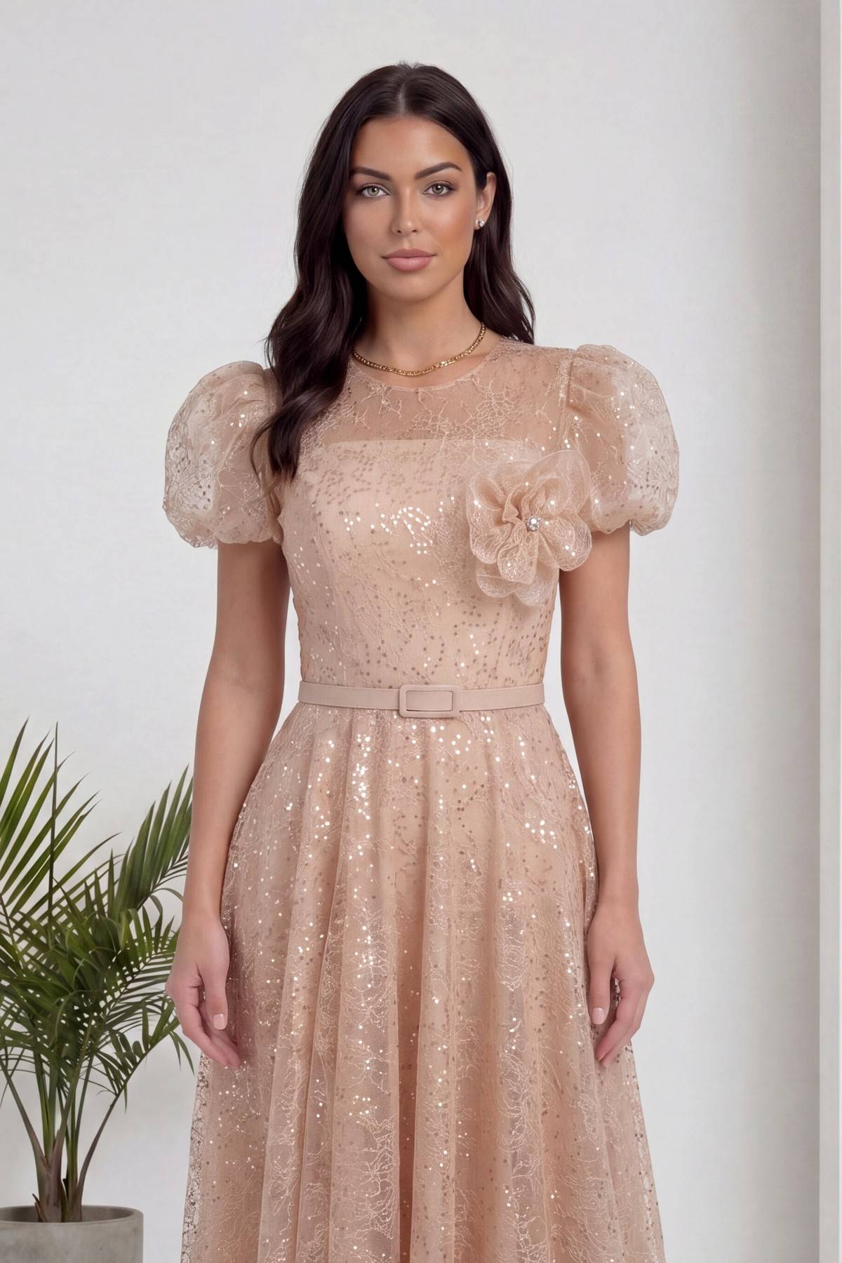 Gold dantel elbise, omuz ve göğüs kısmındaki çiçek detayı vurgulanmış