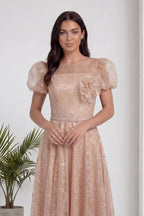 Gold dantel midi abiye elbise, çiçek aplikeli, balon kollu, kemerli, ön görünüm