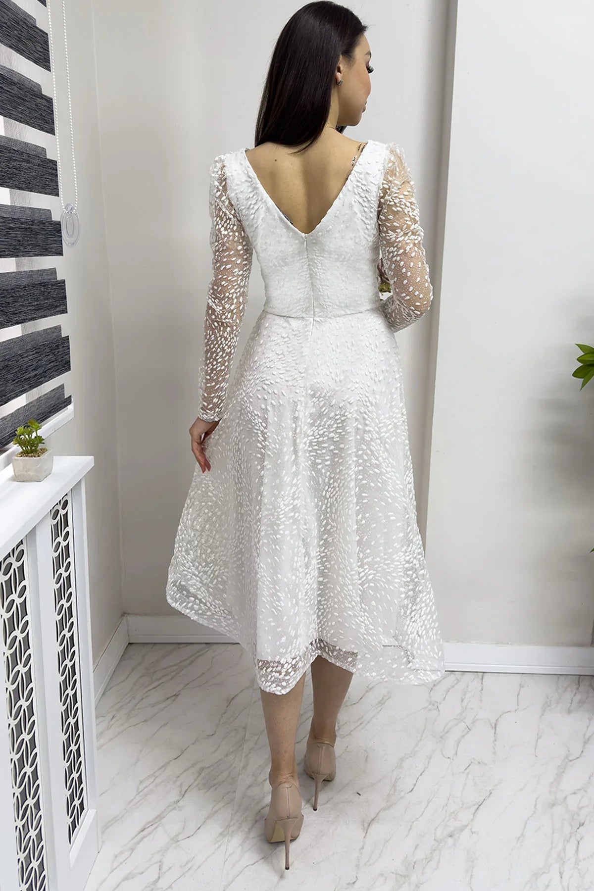 Beyaz Kare Yaka Nakışlı Kloş Abiye Elbise