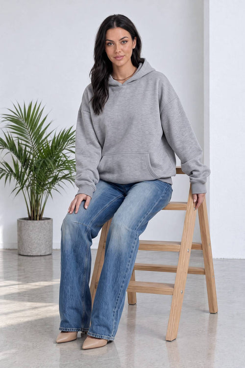 Model, The ZKS gri kapüşonlu sweatshirt ile otururken önden görünüm