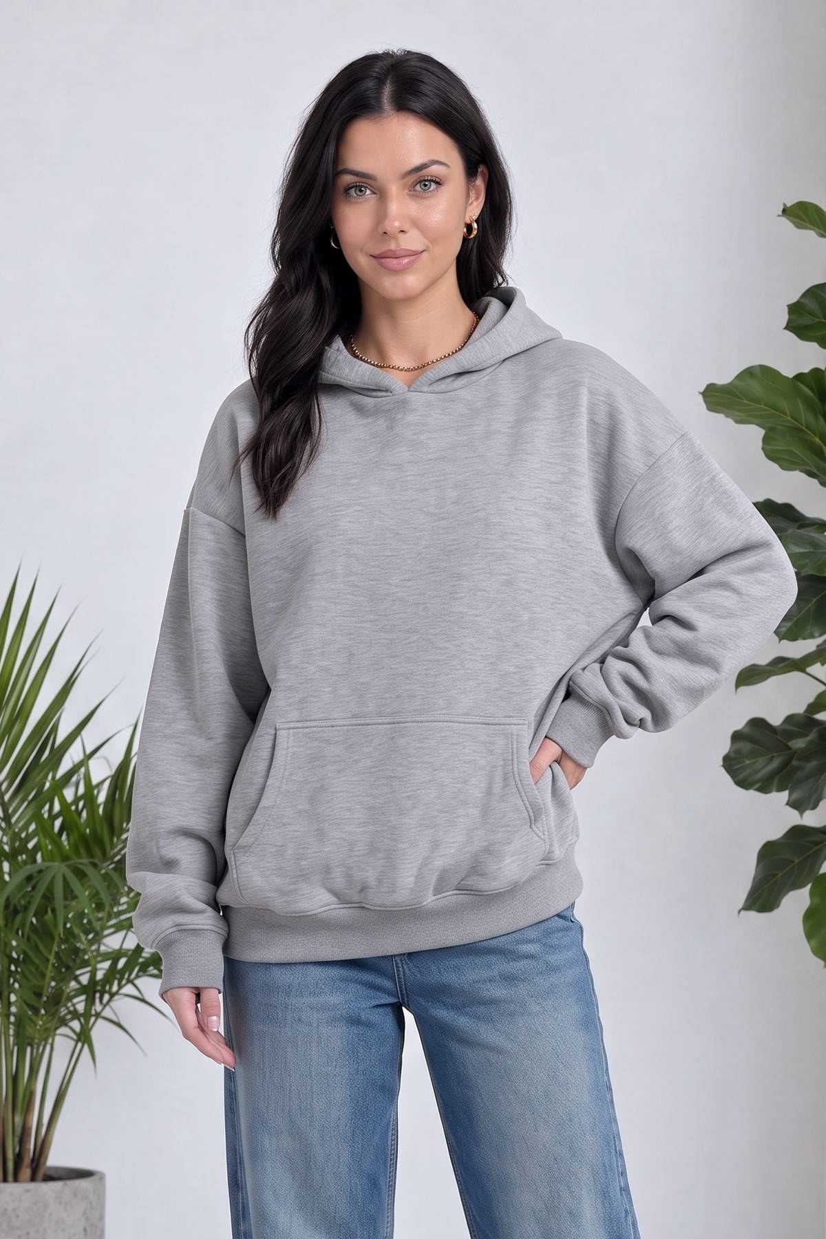 Model, The ZKS gri kapüşonlu sweatshirt ile ayakta dururken önden görünüm