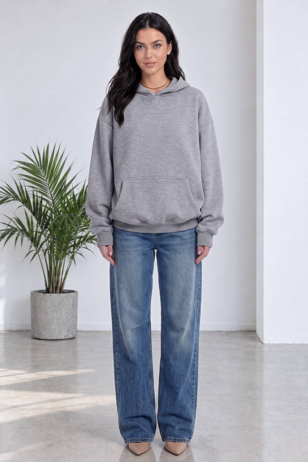 Model, The ZKS gri kapüşonlu sweatshirt ile ayakta dururken tam boy önden görünüm