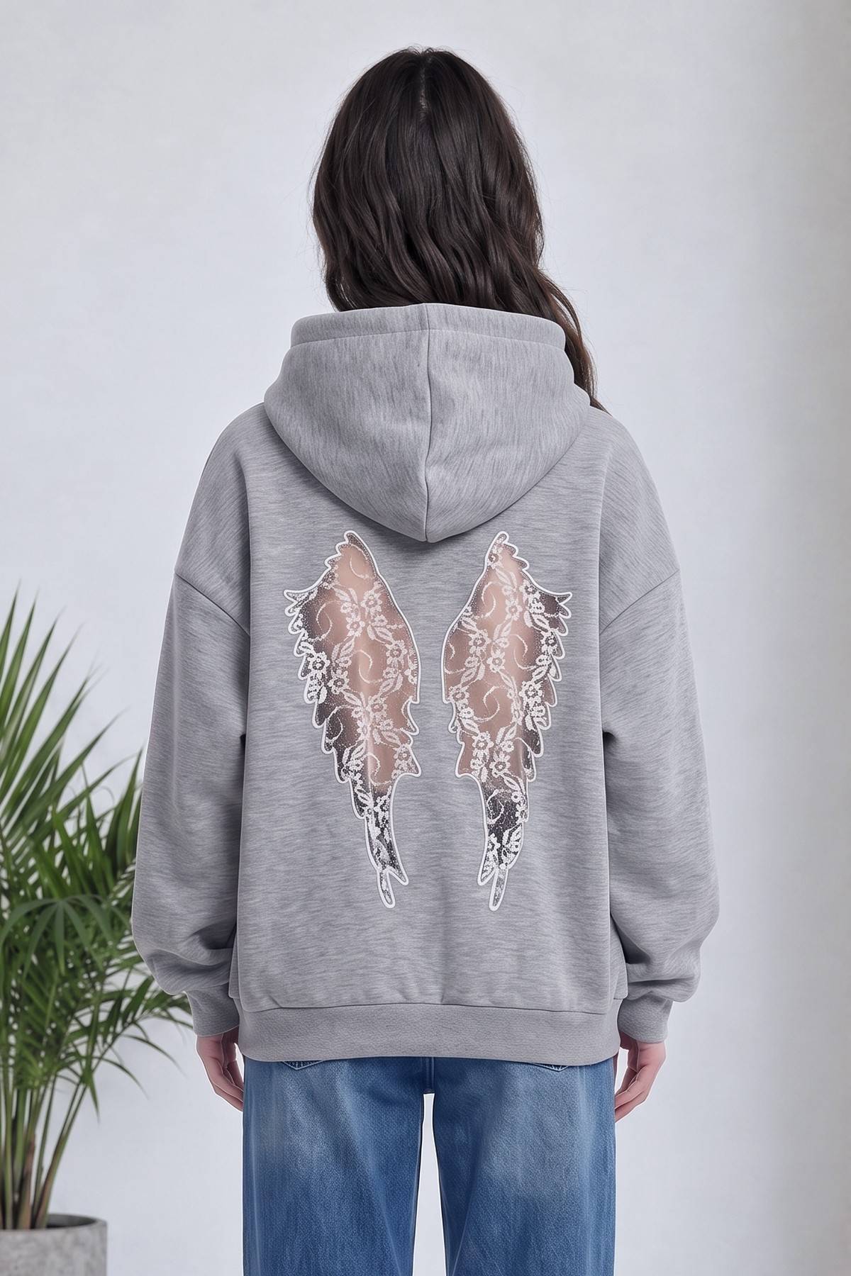 The ZKS gri kapüşonlu sweatshirt arkadan görünüm, dantel kanat detayı yakın çekim