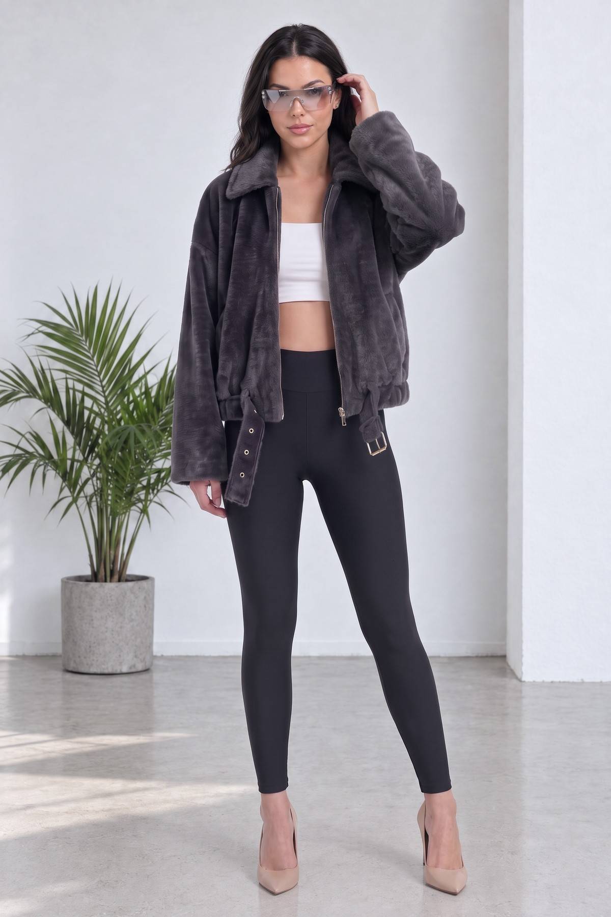 Model, gri The ZKS fermuarlı bomber ceketiyle beyaz crop top ve siyah tayt giyiyor