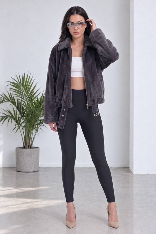 Model, gri The ZKS fermuarlı bomber ceketiyle beyaz crop top ve siyah tayt giyiyor