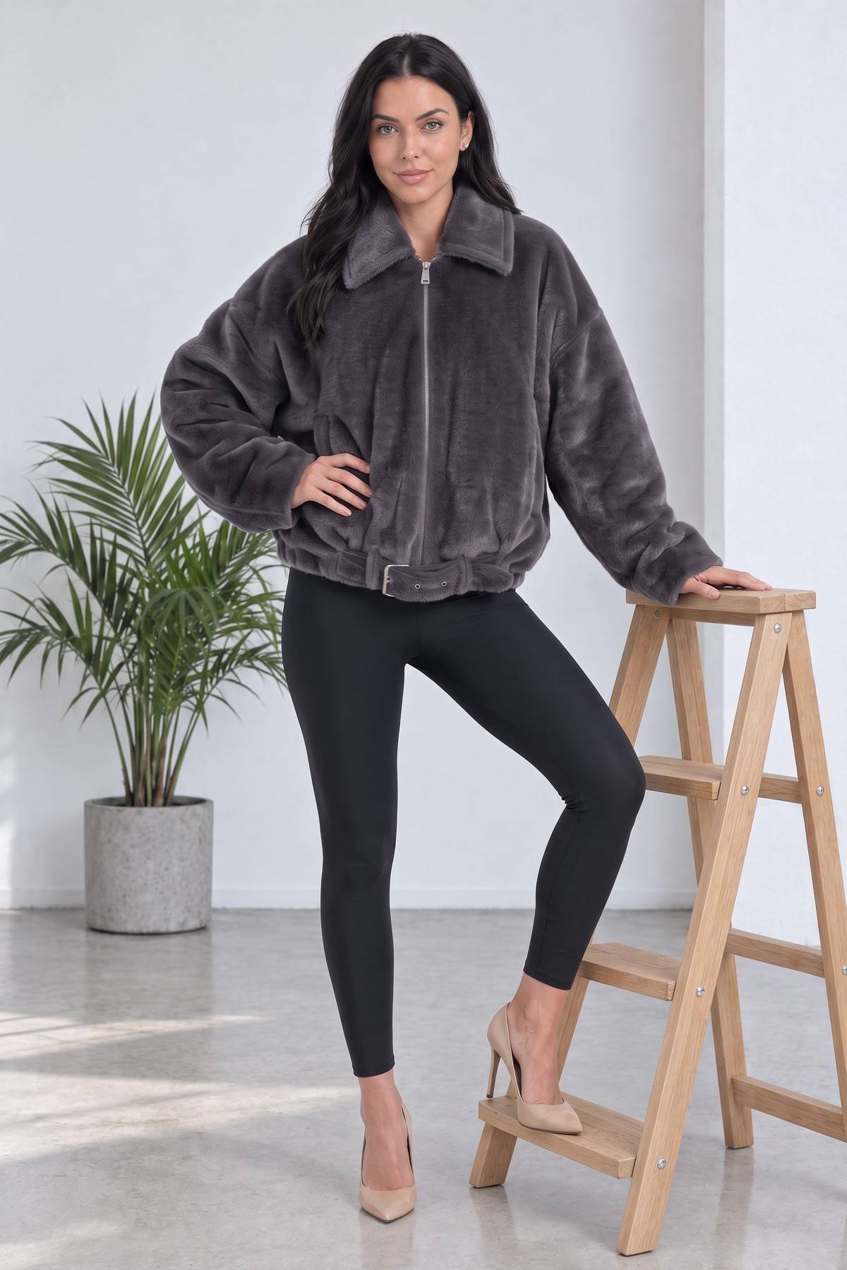Gri The ZKS bomber ceket, modelin beline kadar uzanıyor, kemer tokası detaylı