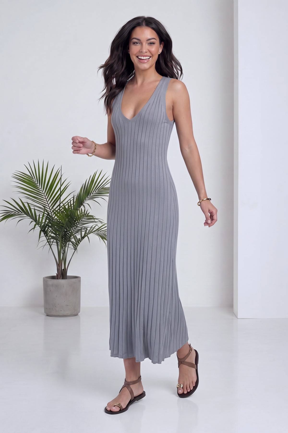 The ZKS V yaka fitilli triko midi elbise gri, hareket halinde modelin ön görünümü
