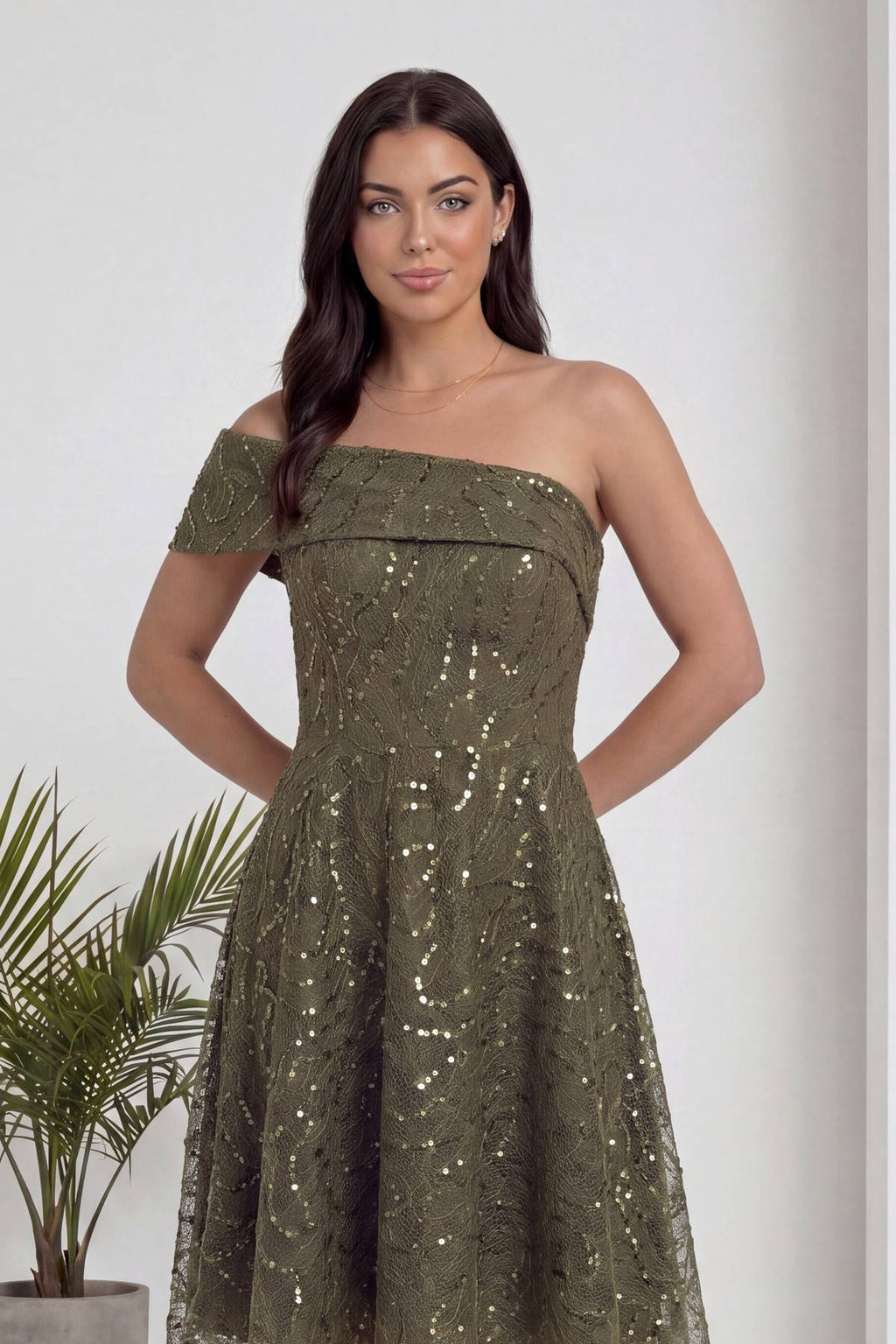 Haki renk The ZKS abiye elbise tek omuzlu üst kısmının detaylı yakın çekimi