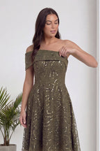 Haki renk The ZKS abiye elbisenin straplez yakası, işlemeli kumaşı ve kloş eteği belirgin