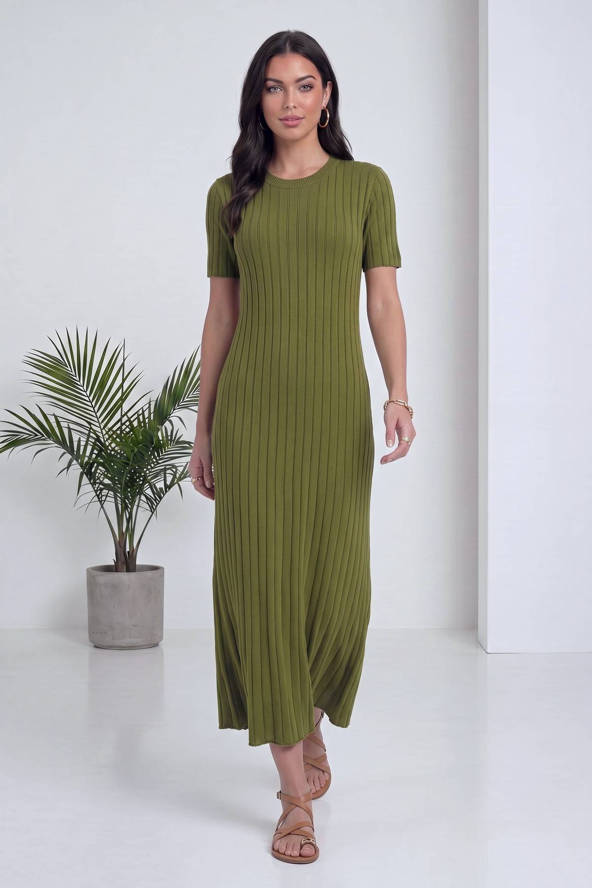 Model haki triko midi elbise ile yürürken ön görünüm
