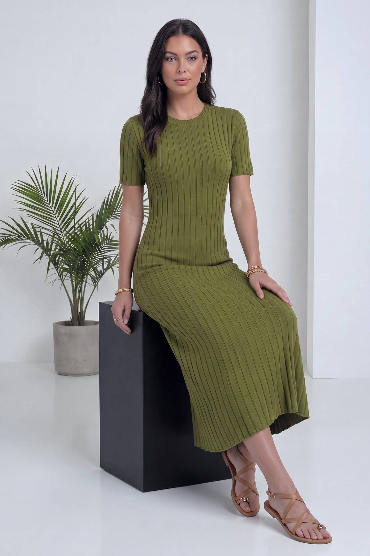 Model haki triko midi elbise ile otururken yan görünüm