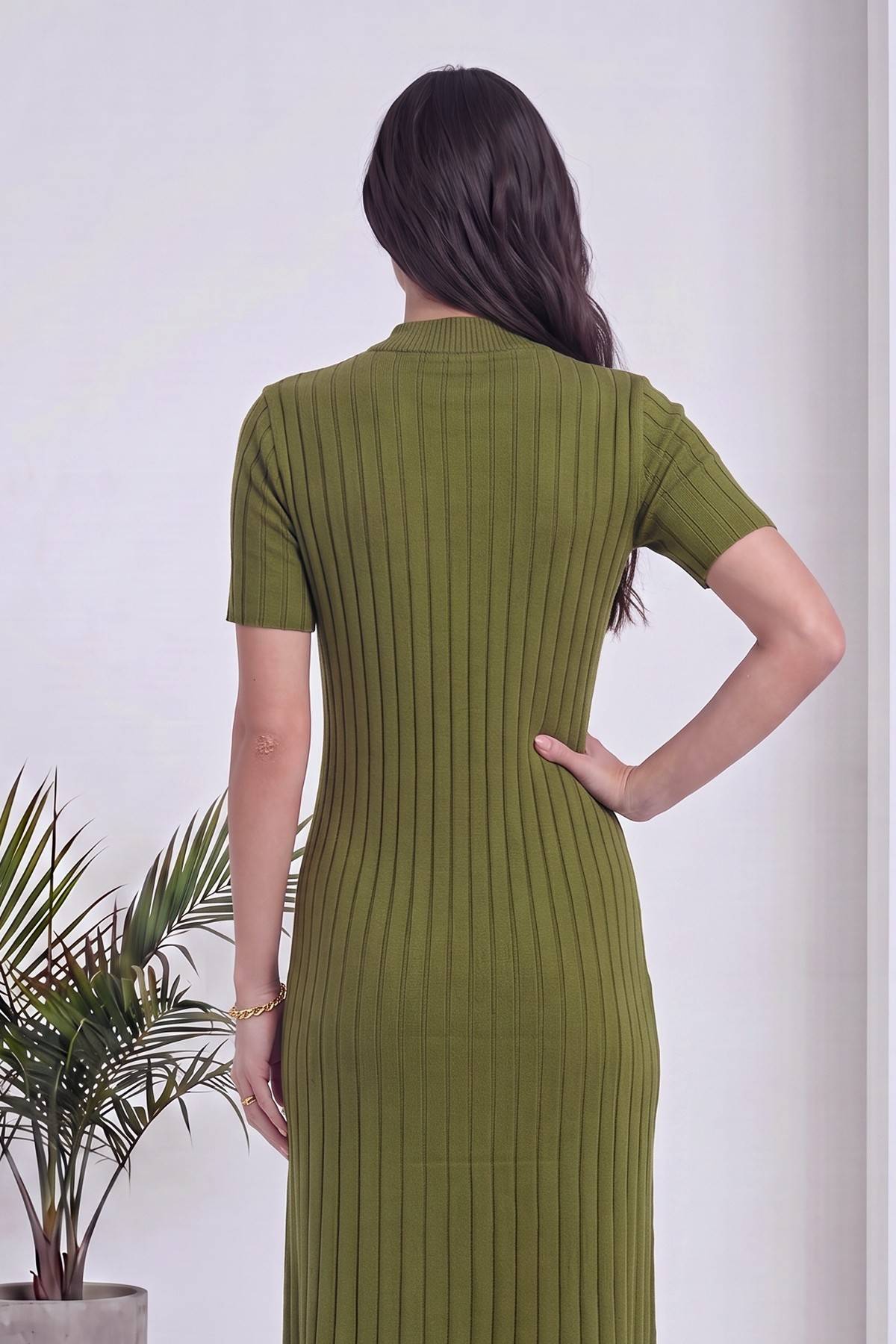 Model haki triko midi elbise ile arkadan görünüm