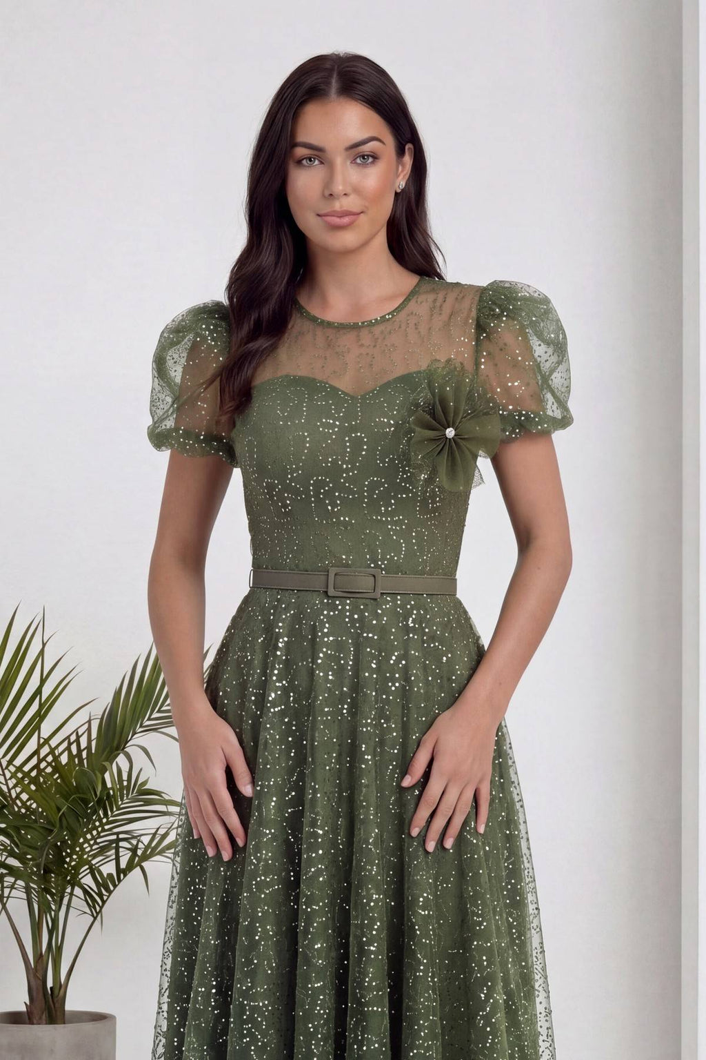 Kadın model haki renk The ZKS abiye elbise, ön detaylı çekim, çiçek aksesuarı