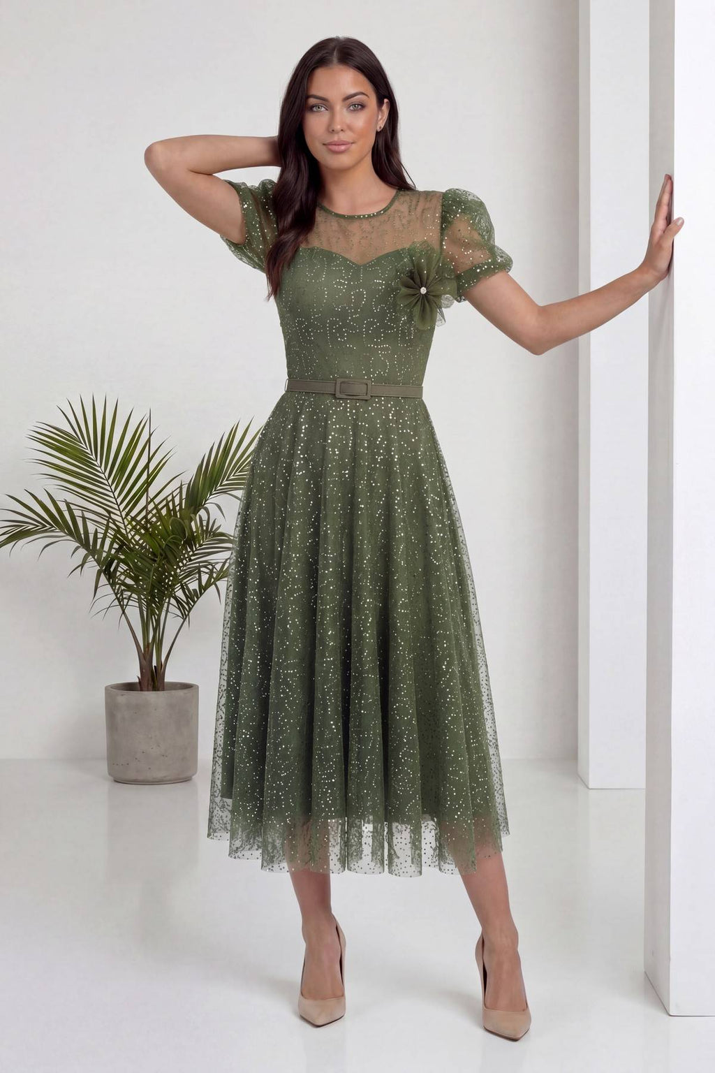 The ZKS haki midi abiye elbise, balon kol ve dantel detayları, yan duruş