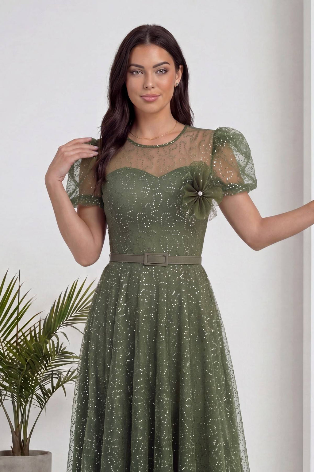 Haki renk The ZKS abiye elbise, çiçekli yaka detayı ve parlak kumaş dokusu