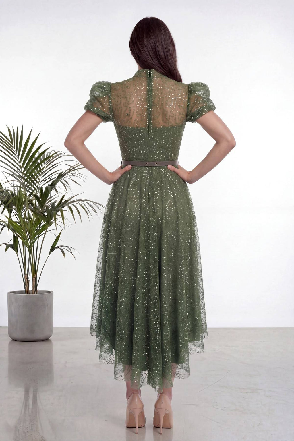 The ZKS haki dantel midi abiye elbise, arka görünüm, yüksek yaka detayı