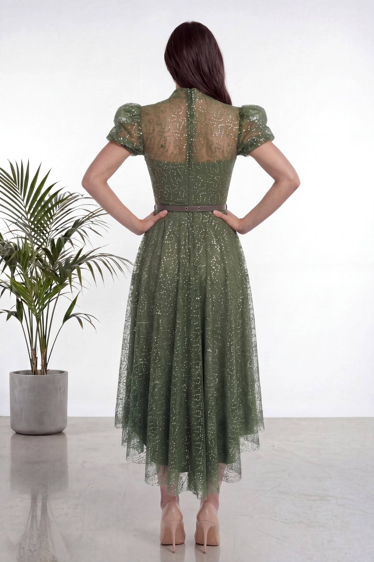 The ZKS haki dantel midi abiye elbise, arka görünüm, yüksek yaka detayı