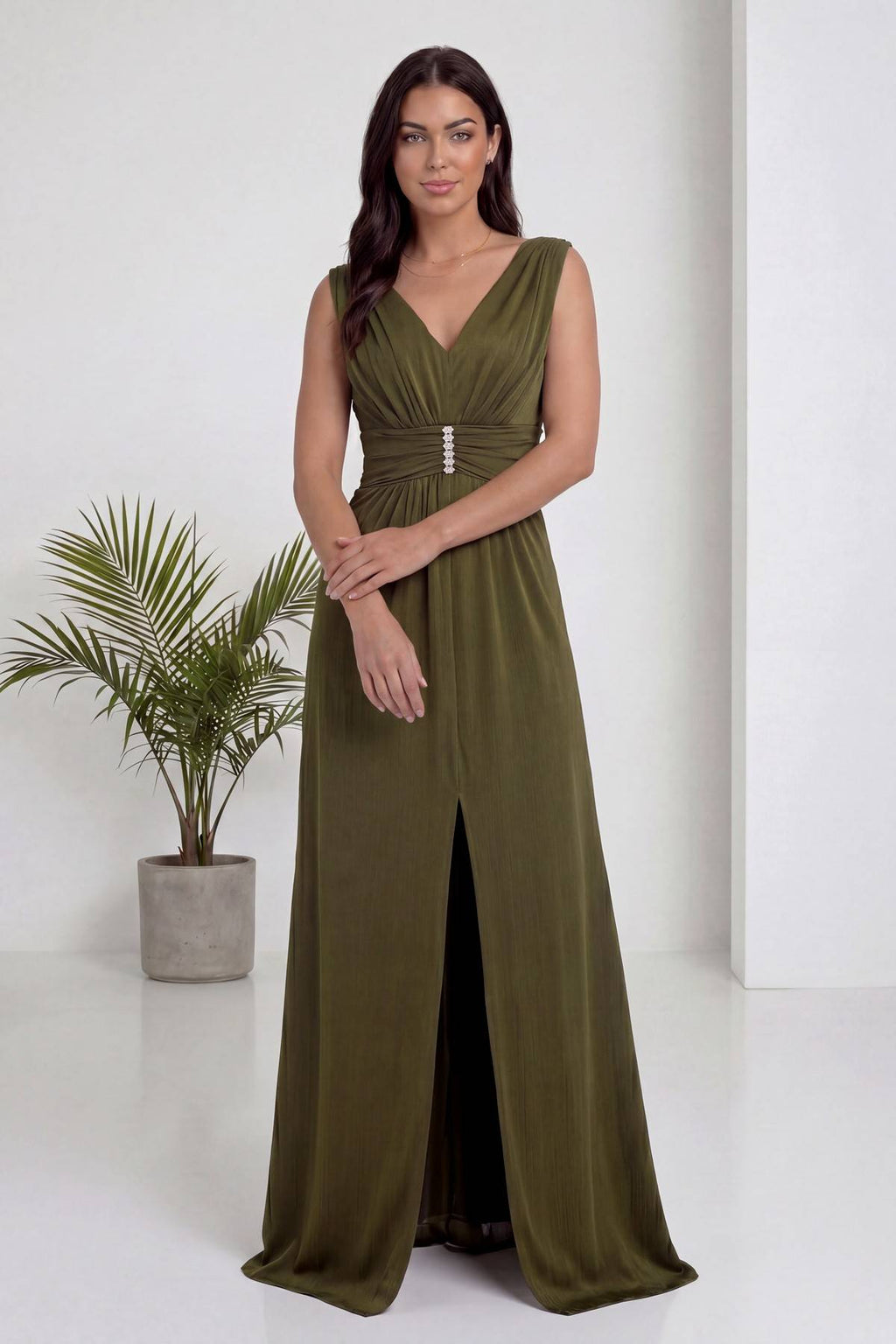 The ZKS haki V yaka abiye elbise ön detaylı, pilili ve taşlı kemerli görünüm