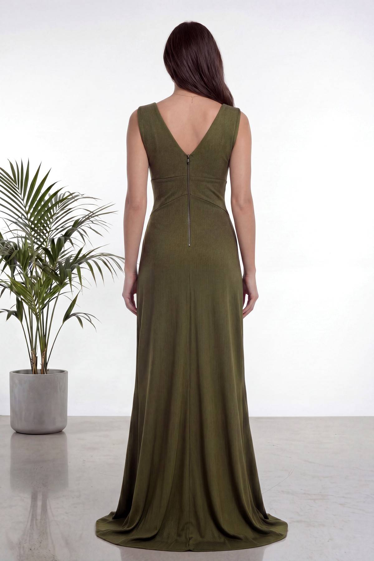 The ZKS haki V yaka abiye elbise arkadan görünüm, fermuar detayı ve dökümlü etek