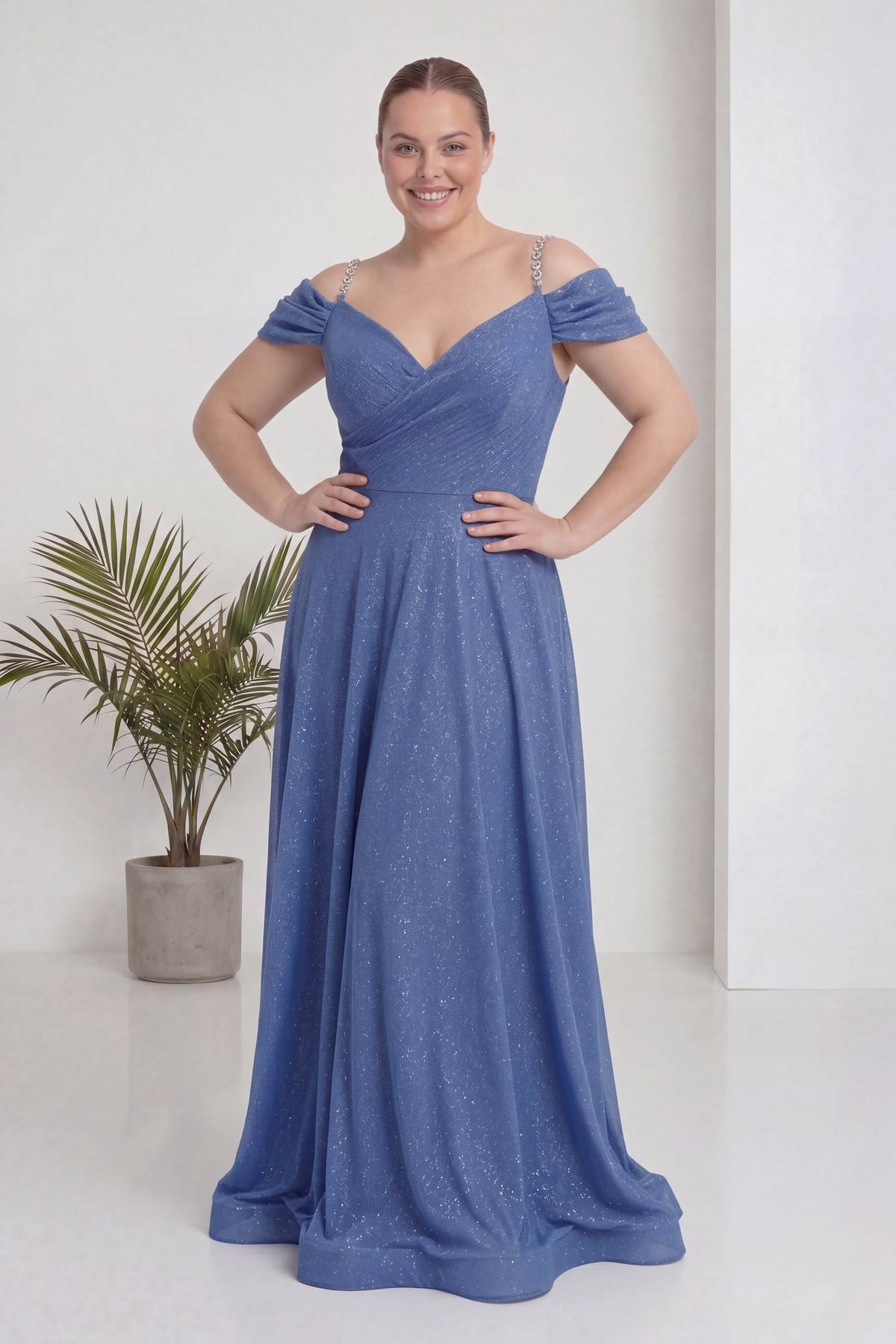 The ZKS indigo büyük beden kloş piliseli kruvaze abiye elbise, omuzları açık, V yaka, parıltılı kumaş