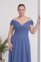 The ZKS indigo büyük beden kloş piliseli kruvaze abiye elbise, omuzları açık, V yaka, ön görünüm