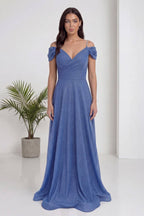 The ZKS indigo büyük beden kloş piliseli kruvaze abiye elbise, omuzları açık, V yaka, farklı model ile ön görünüm