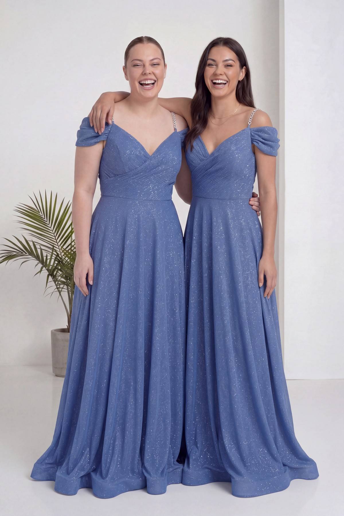 The ZKS indigo büyük beden kloş piliseli kruvaze abiye elbise, omuzları açık, V yaka, iki model yan yana
