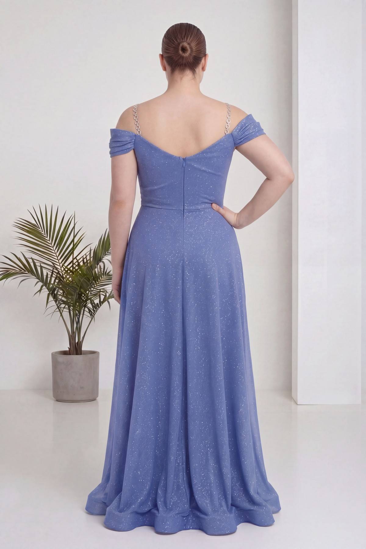 The ZKS indigo büyük beden kloş piliseli kruvaze abiye elbise, omuzları açık, V yaka, arka görünüm