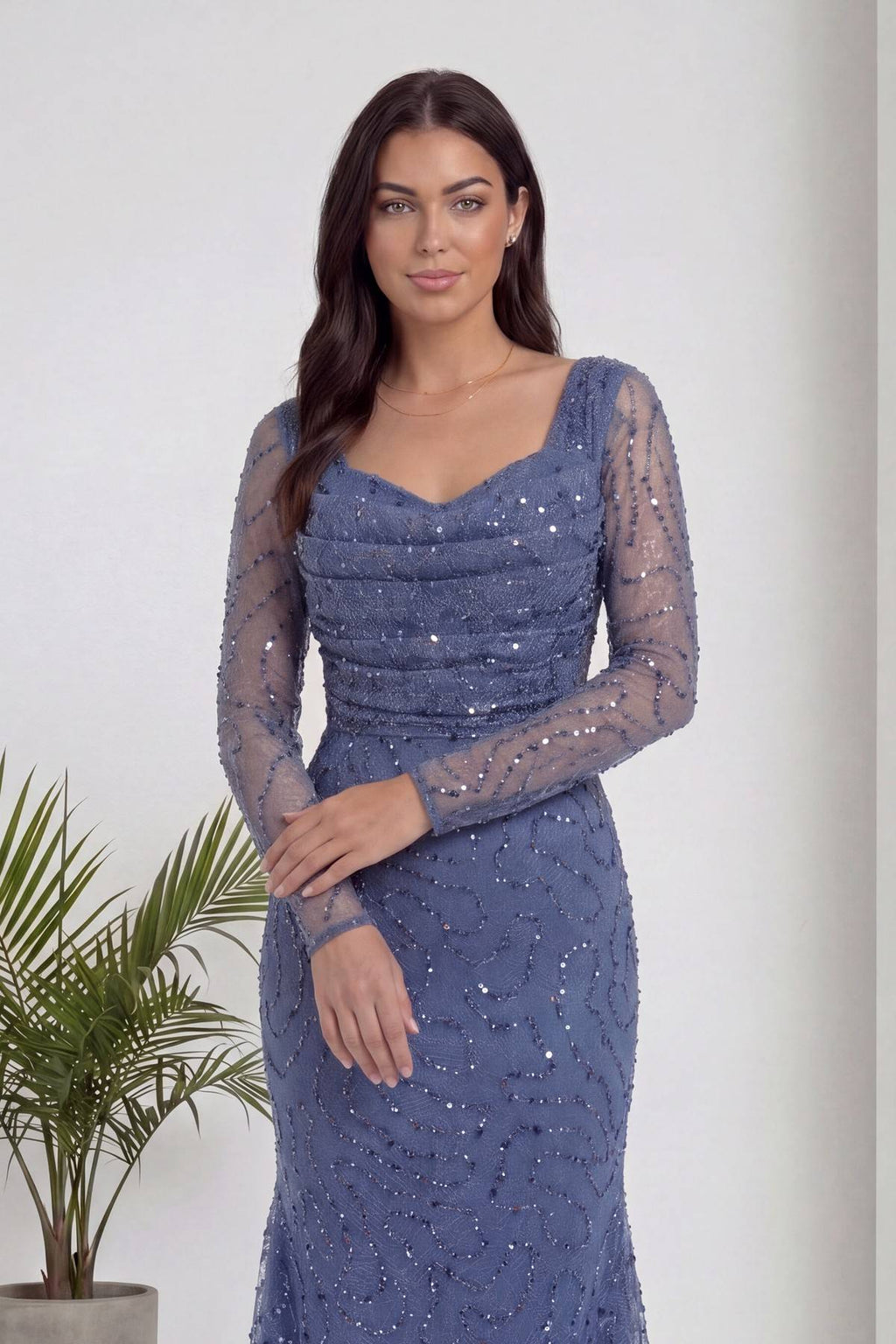 The ZKS indigo boncuk işlemeli degaje yaka abiye elbise ön detay ve duruş