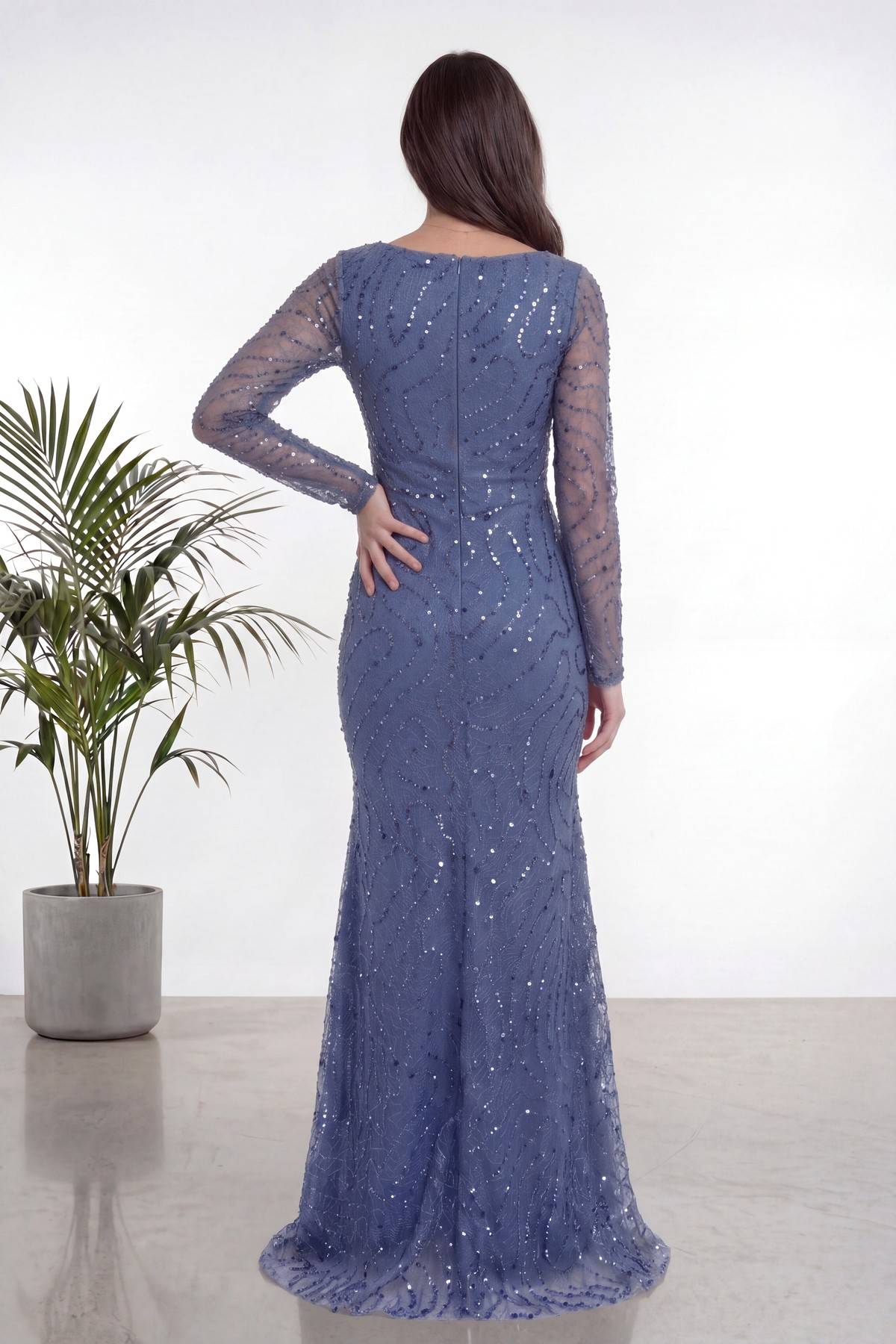 The ZKS indigo boncuk işlemeli degaje yaka uzun kollu abiye elbise arka görünüm