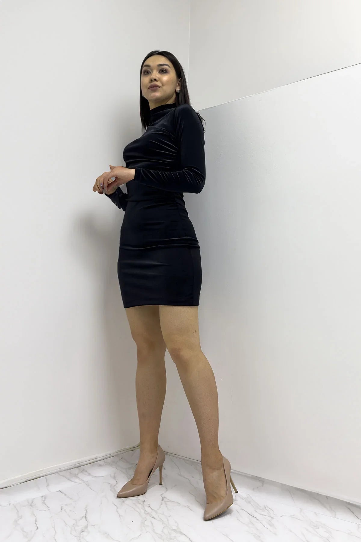 Siyah Balıkçı Yaka Uzun Kollu Kadife Elbise

