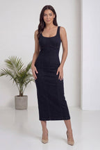 Lacivert kare yaka askılı kot midi elbise, model ayakta dururken ön cepheden tam görünüm