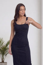 Modelin elbisenin askısını düzelttiği, lacivert kare yaka askılı kot midi elbise yakın çekim