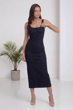 Modelin elbisenin askısını düzelttiği, lacivert kare yaka askılı kot midi elbise ön cepheden görünüm