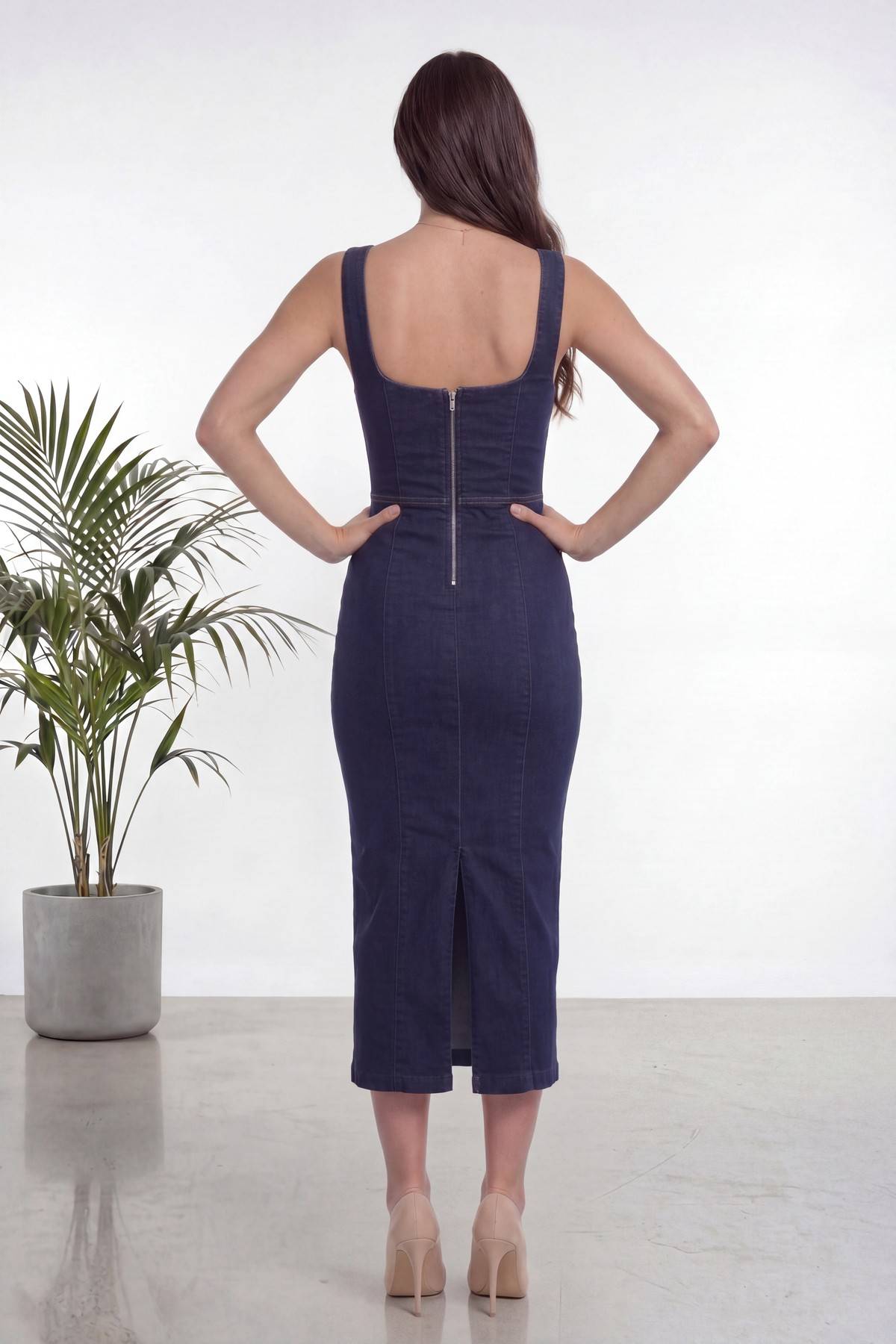 The ZKS lacivert kare yaka askılı kot midi elbise arkadan görünüm fermuar detayı