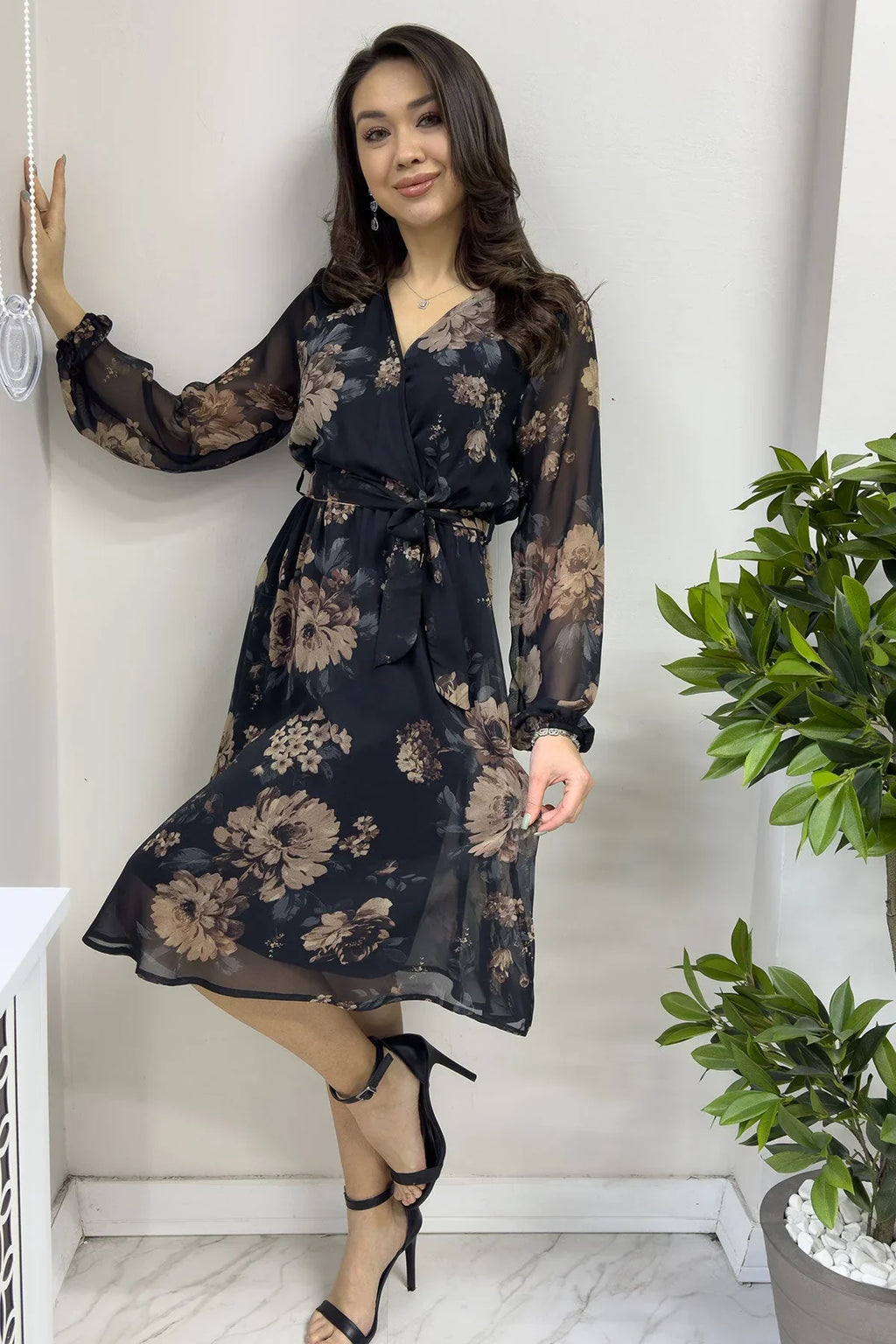 Kahverengi Çiçekli Kruvaze Yaka Şifon Büyük Beden Kısa Elbise - the ZKS