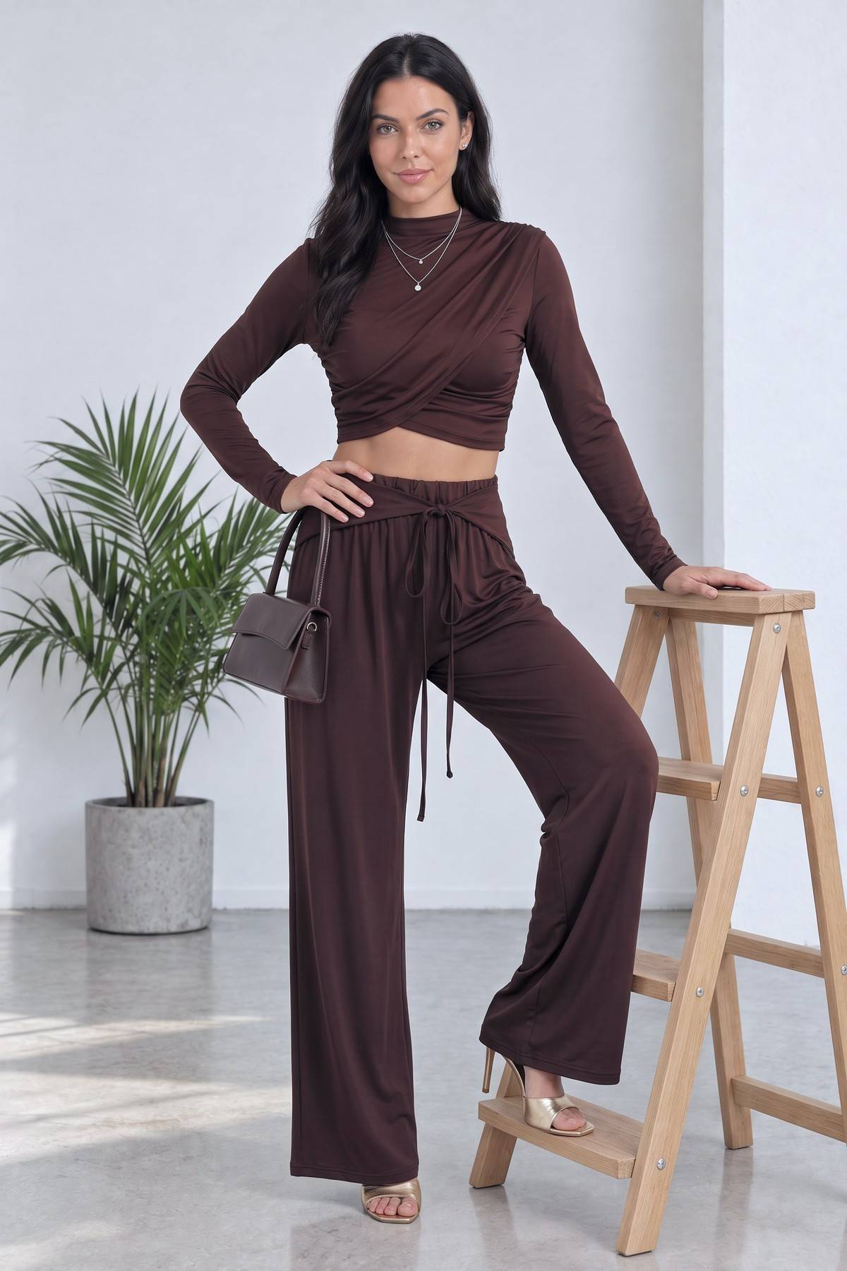 The ZKS kahverengi drapeli crop bluz ve bağlama detaylı geniş paça pantolon takımı ön görünüm