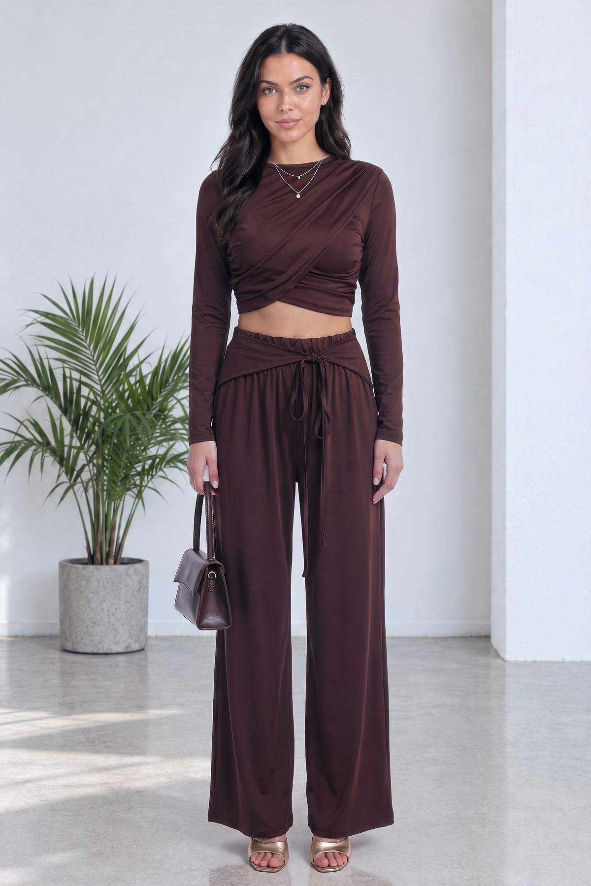 Kahverengi crop bluz ve geniş paça pantolon takımı ile farklı mekanlarda kombinler