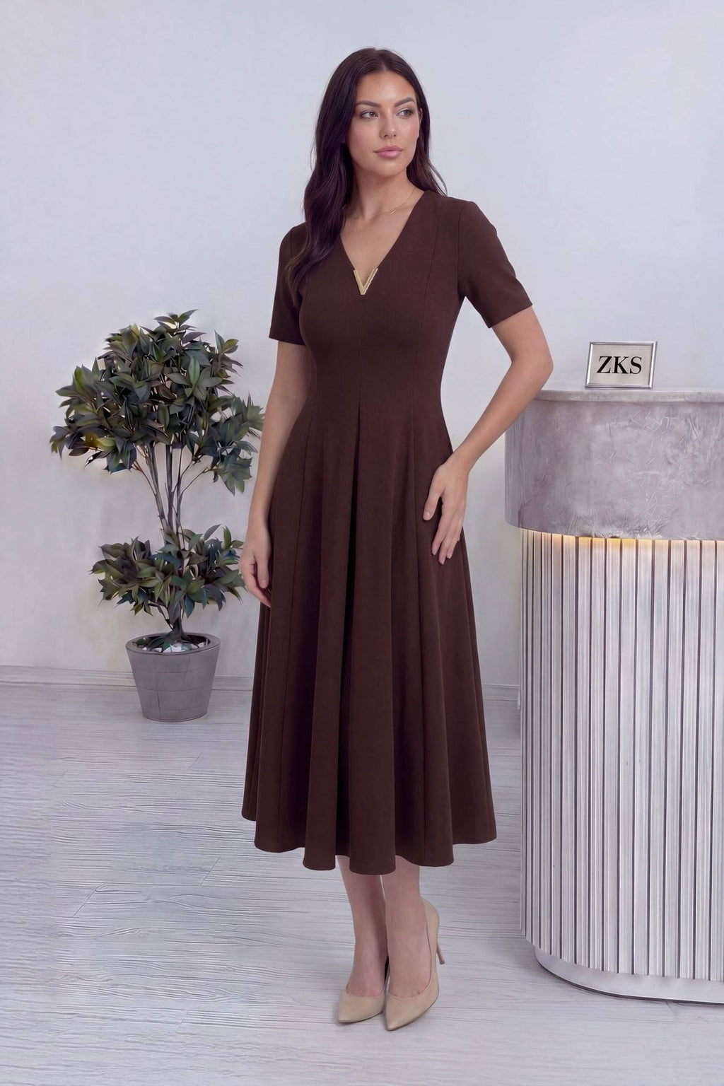 Kahverengi elbise, midi boy önden, kısa kol, v yaka, krep, günlük